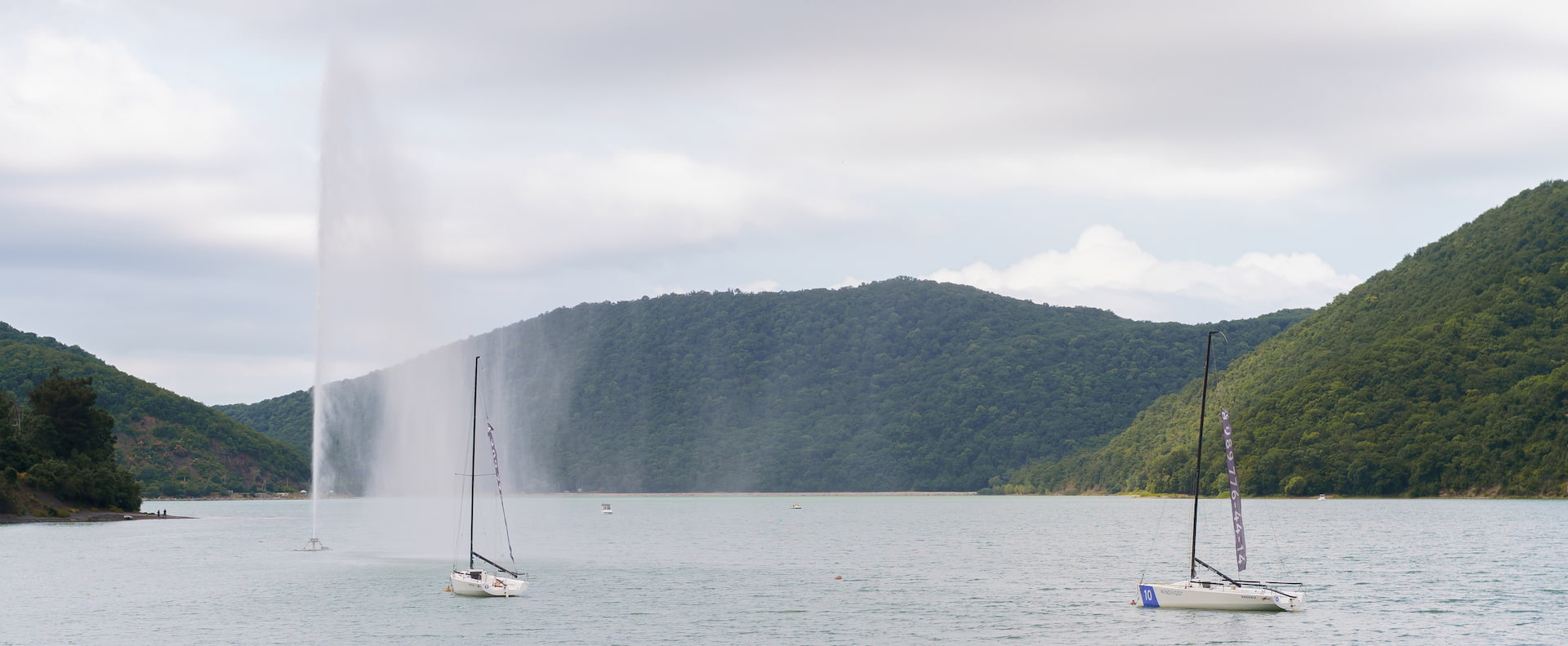 Дневной фонтан на озере Абрау